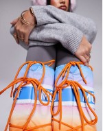 Moonboot Icon high in orange and blue